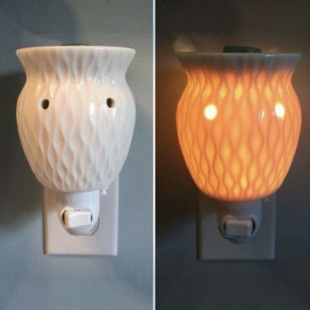 Scentsy White CRINKLE Electric Plug-In Wax Warmer Night Light with Box